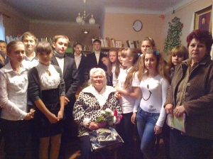 Зустріч у міській дитячій бібліотеці учнів 8-А класу з партизанкою Осиповою Євдокією Авер'янівно