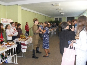 Шкільний благодійний ярмарок.